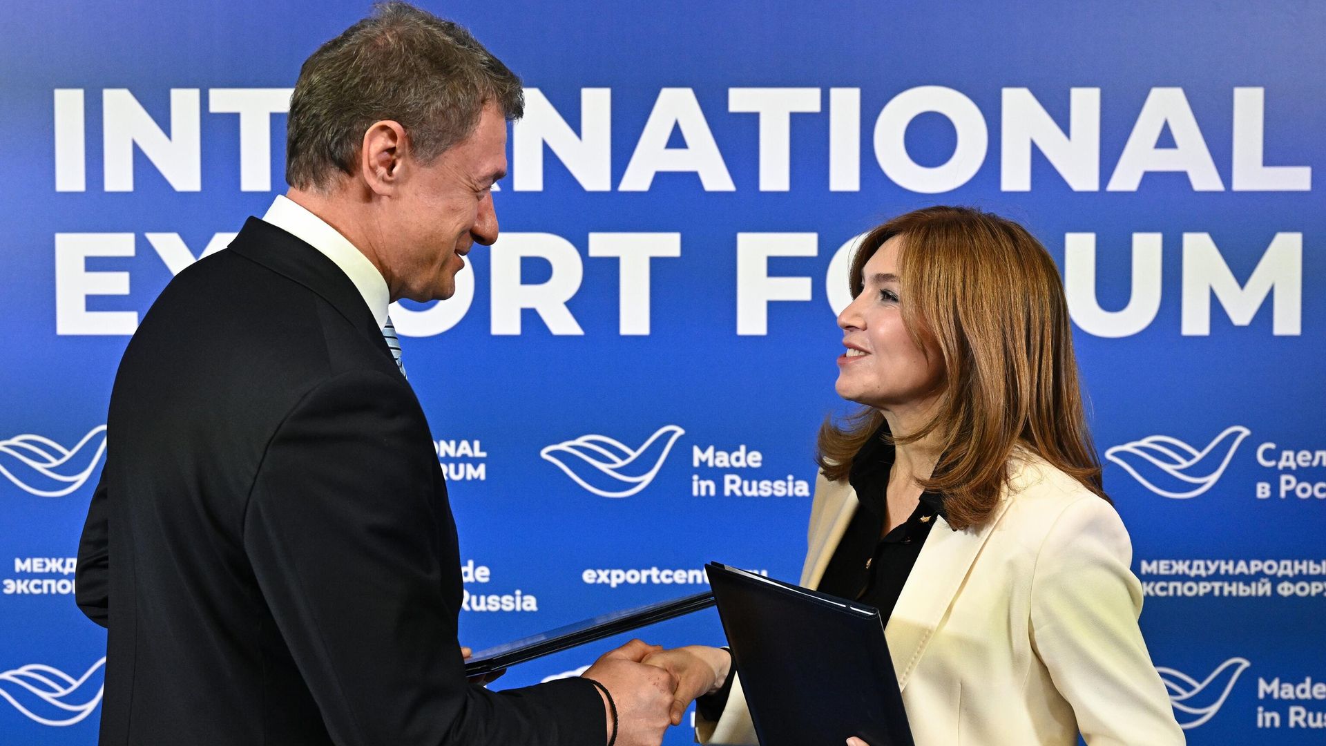 Школа экспорта РЭЦ (входит в Группу РЭЦ, ВЭБ.РФ) и Национальный центр маркетинга и конъюнктуры цен Республики Беларусь заключили соглашение о сотрудничестве в области развития сферы услуг поддержки предприятий-экспортеров. Подписи на документе 14 октября на полях Международного экспортного форума Сделано в России поставили генеральный директор Школы экспорта РЭЦ Алисия Никитина и директор Национального центра маркетинга и конъюнктуры цен Николай Борисевич Школа экспорта РЭЦ (входит в Группу РЭЦ, ВЭБ.РФ) и Национальный центр маркетинга и конъюнктуры цен Республики Беларусь заключили соглашение о сотрудничестве в области развития сферы услуг поддержки предприятий-экспортеров. Подписи на документе 14 октября на полях Международного экспортного форума Сделано в России поставили генеральный директор Школы экспорта РЭЦ Алисия Никитина и директор Национального центра маркетинга и конъюнктуры цен Николай Борисевич - РИА Новости, 1920, 14.10.2024