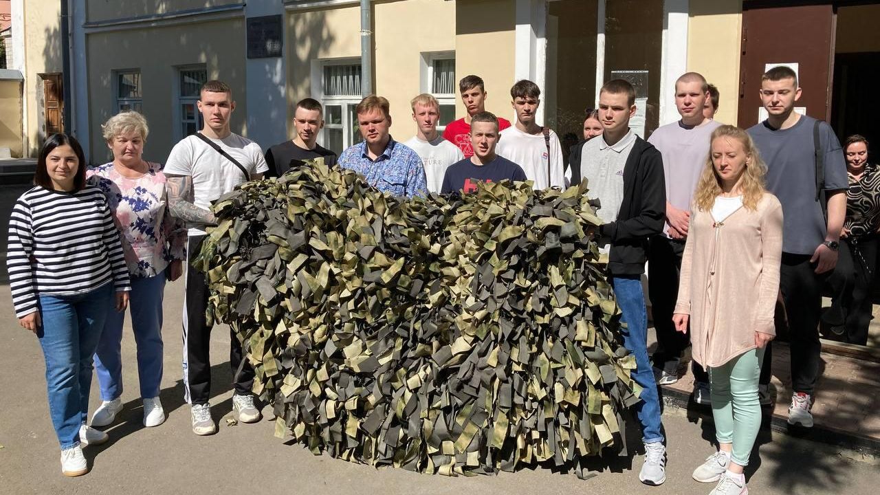 Орловские студенты сплели более 100 маскировочных сетей для бойцов СВО Орловские студенты сплели более 100 маскировочных сетей для бойцов СВО - РИА Новости, 1920, 14.10.2024