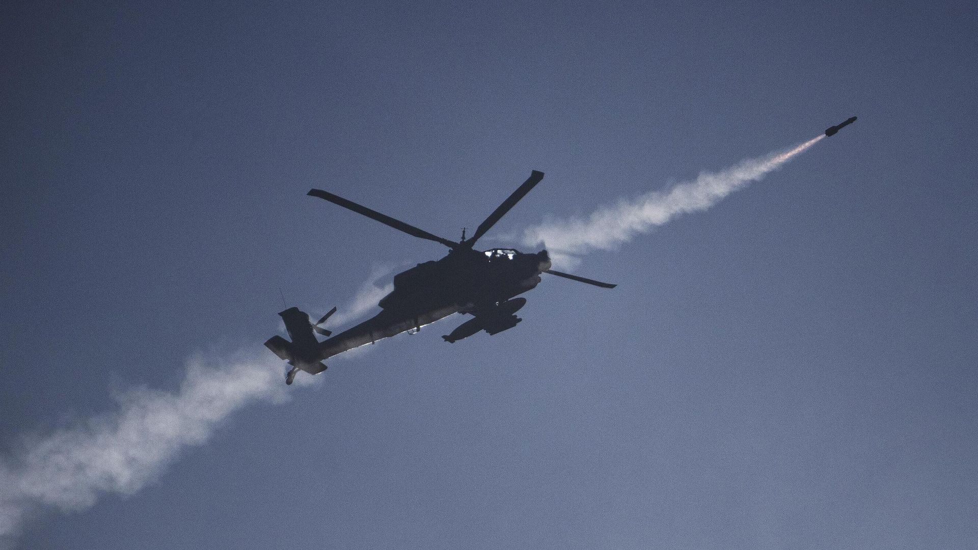 Израильский вертолет Apache запускает ракету в сторону Южного Ливана - РИА Новости, 1920, 14.10.2024