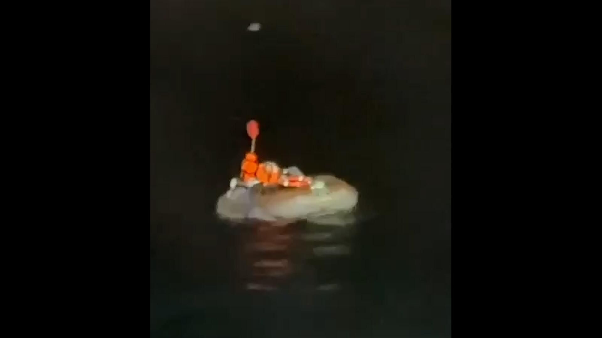 Кадры спасения туриста, который два месяца дрейфовал на лодке в Охотском море Кадры спасения туриста, который два месяца дрейфовал на лодке в Охотском море - РИА Новости, 1920, 15.10.2024