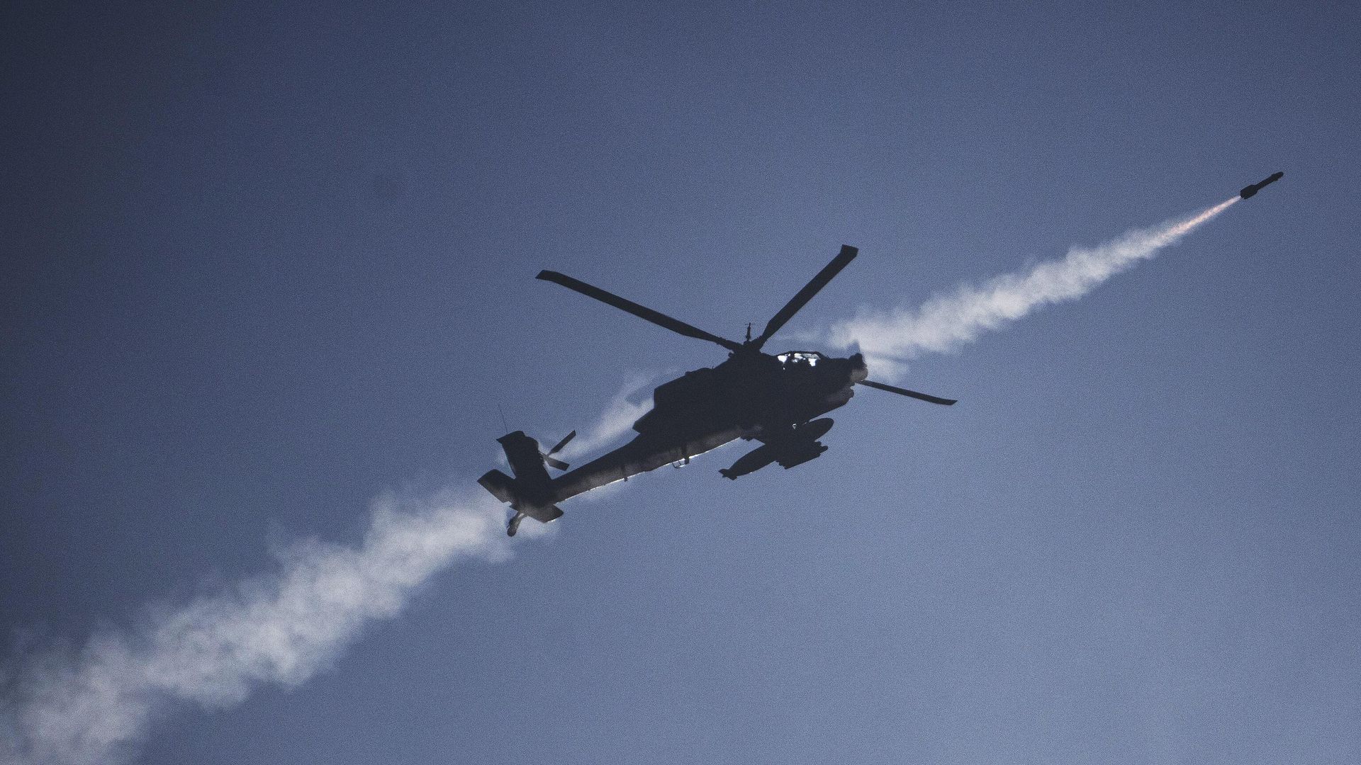 Израильский вертолет Apache запускает ракету Израильский вертолет Apache запускает ракету - РИА Новости, 1920, 17.10.2024