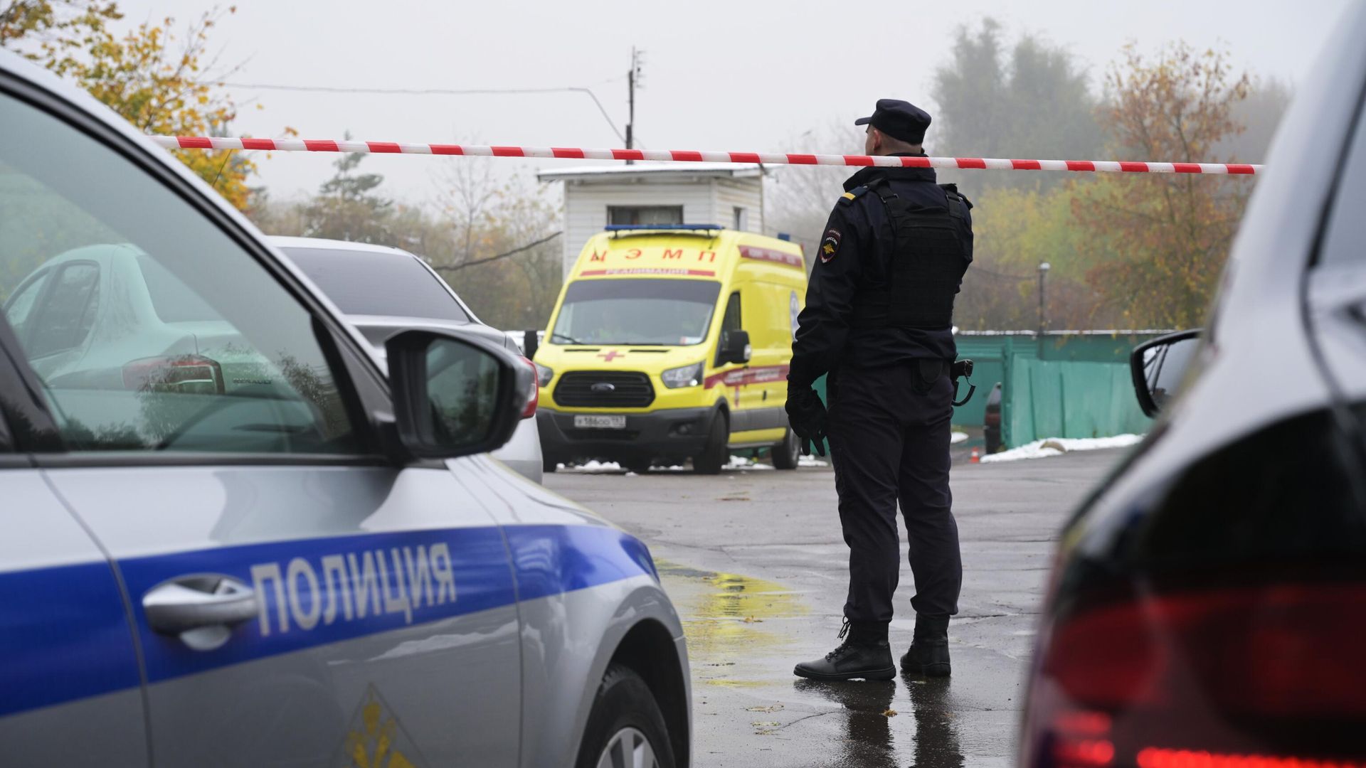 Сотрудник полиции на месте взрыва автомобиля в Москве Сотрудник полиции на месте взрыва автомобиля в Москве - РИА Новости, 1920, 15.10.2024