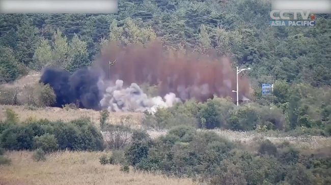 Кадр видео подрыва участка дороги между КНДР и Южной Кореей