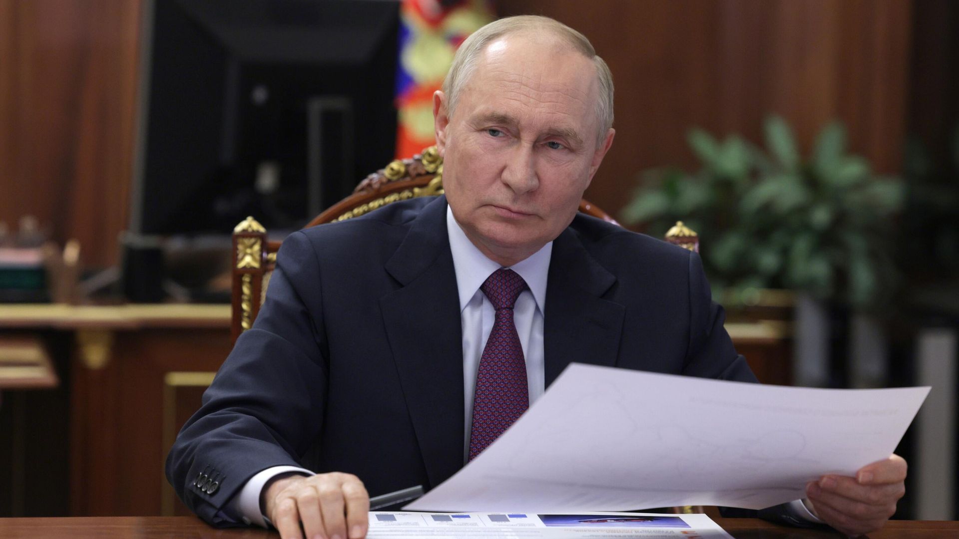 Президент РФ Владимир Путин во время встречи с генеральным директором госкорпорации Росатом Алексеем Лихачевым Президент РФ Владимир Путин во время встречи с генеральным директором госкорпорации Росатом Алексеем Лихачевым - РИА Новости, 1920, 15.10.2024