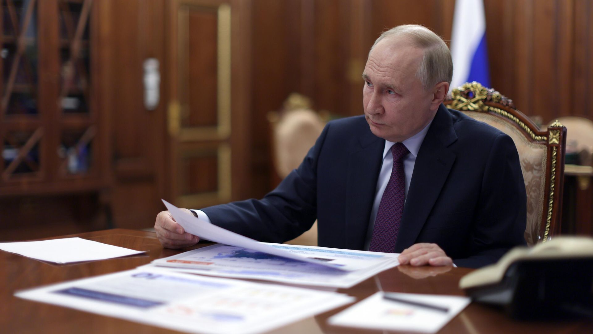Президент РФ Владимир Путин во время встречи с генеральным директором госкорпорации Росатом Алексеем Лихачевым Президент РФ Владимир Путин во время встречи с генеральным директором госкорпорации Росатом Алексеем Лихачевым - РИА Новости, 1920, 15.10.2024