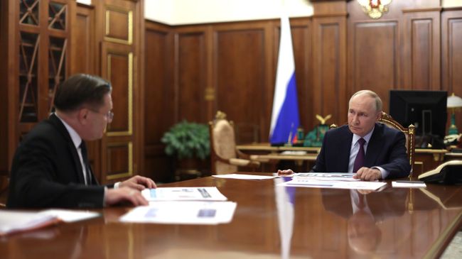 Президент РФ Владимир Путин и генеральный директор госкорпорации Росатом Алексей Лихачев во время встречи Президент РФ Владимир Путин и генеральный директор госкорпорации Росатом Алексей Лихачев во время встречи