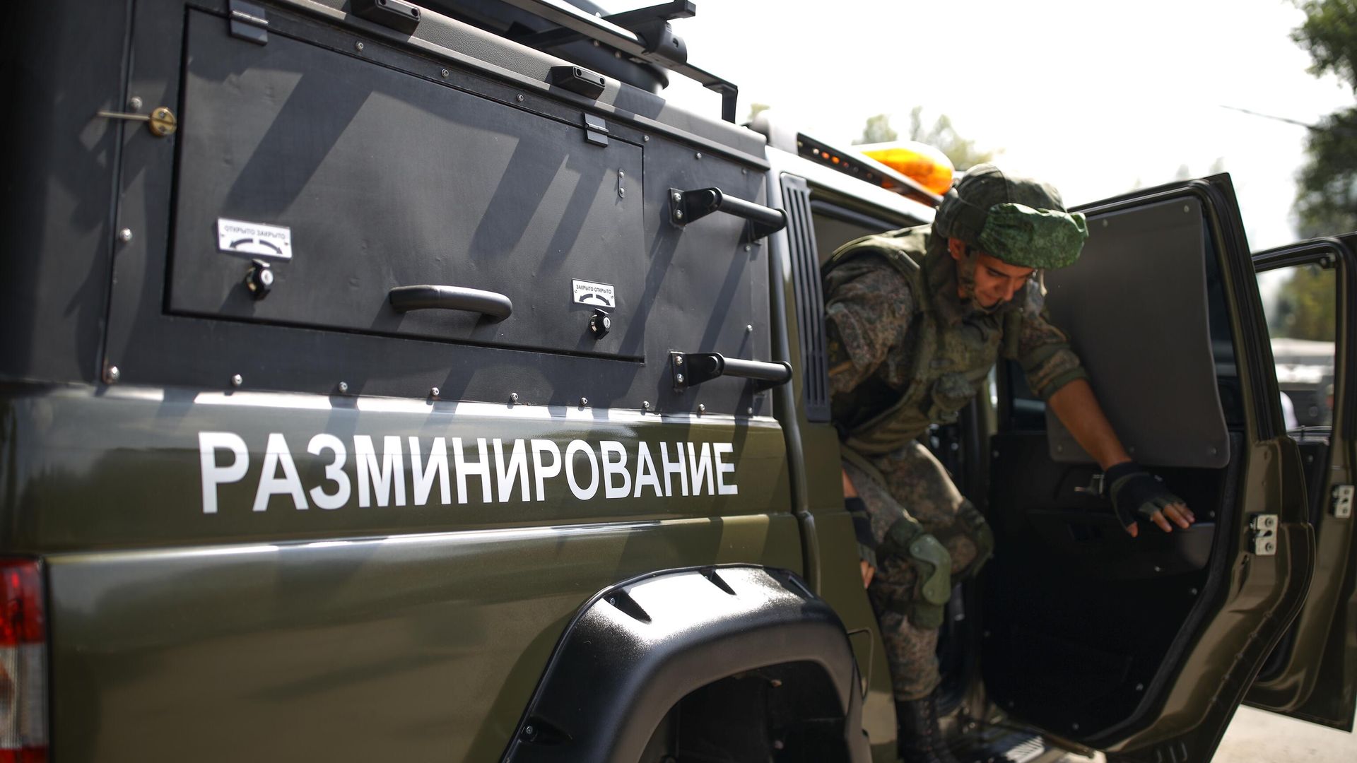 Специальный автомобиль групп разминирования Специальный автомобиль групп разминирования - РИА Новости, 1920, 07.06.2026