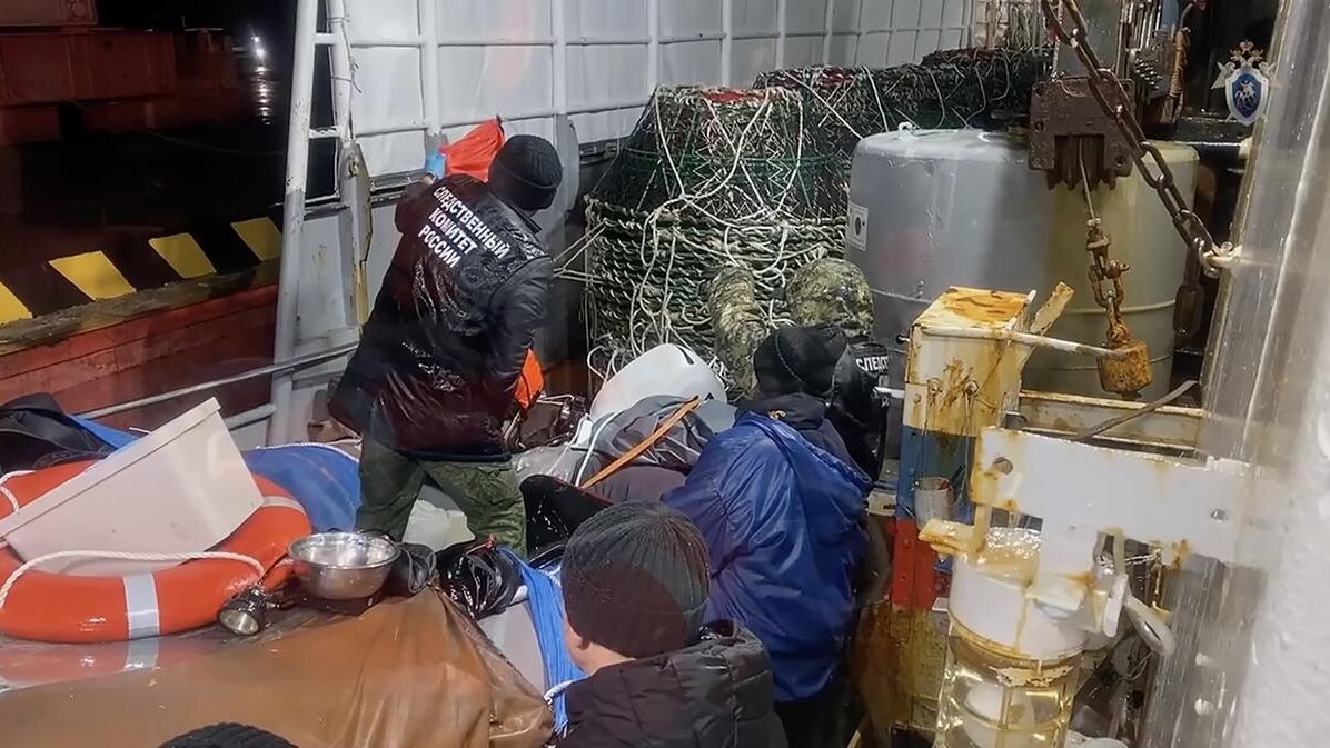 Осмотр лодки, на которой мужчина два месяца дрейфовал в Охотском море - РИА Новости, 1920, 22.10.2025