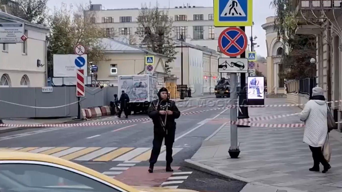 Оперативные службы на Большой Ордынке, где около машины обнаружен подозрительный предмет Оперативные службы на Большой Ордынке, где около машины обнаружен подозрительный предмет - РИА Новости, 1920, 15.10.2024