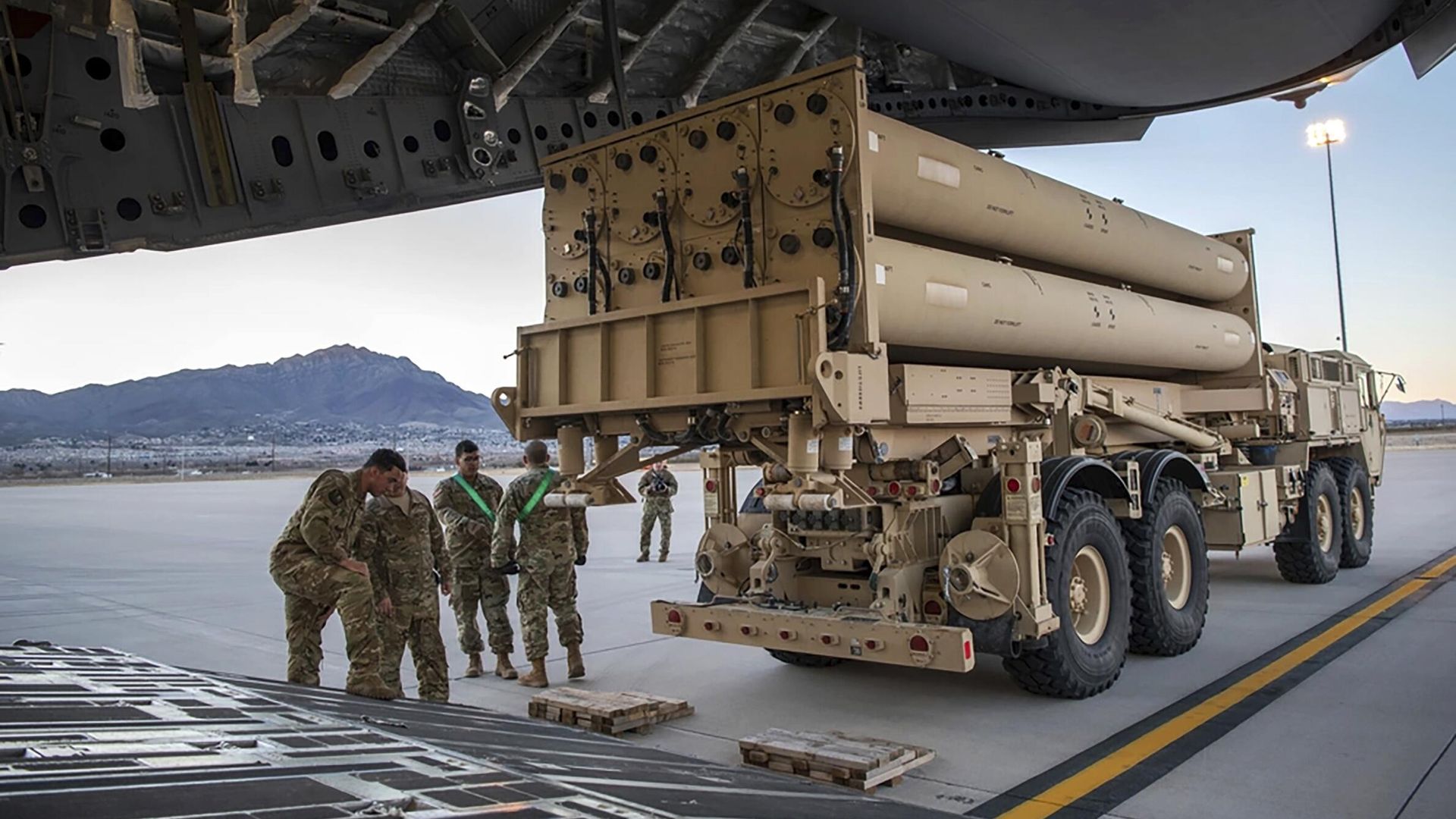Пусковая установка системы противоракетной обороны THAAD армии США во время транспортировки Пусковая установка системы противоракетной обороны THAAD армии США во время транспортировки - РИА Новости, 1920, 24.11.2024