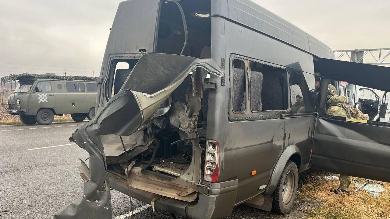 Последствия атаки БПЛА со стороны ВСУ на движущийся рейсовый автобус в Белгородском районе, на повороте в поселок Октябрьский Последствия атаки БПЛА со стороны ВСУ на движущийся рейсовый автобус в Белгородском районе, на повороте в поселок Октябрьский - РИА Новости, 1920, 15.10.2024