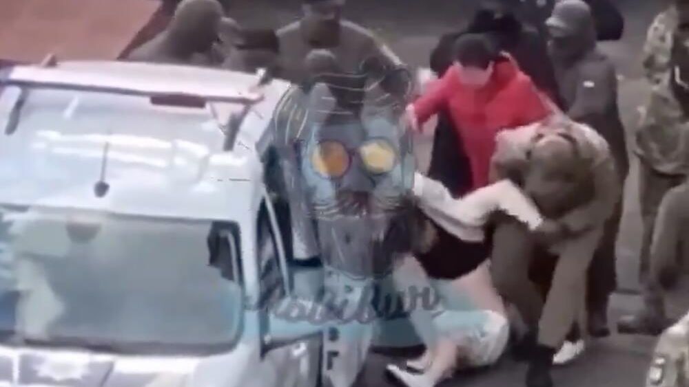 Рейд во Львове, где люди в форме и балаклавах затаскивают мужчину в автомобиль Рейд во Львове, где люди в форме и балаклавах затаскивают мужчину в автомобиль - РИА Новости, 1920, 16.10.2024