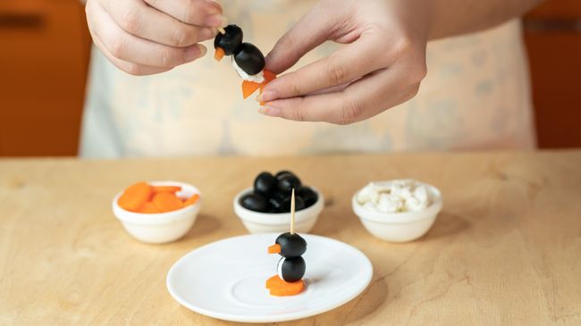 Девушка готовит закуску Пингвины Девушка готовит закуску Пингвины