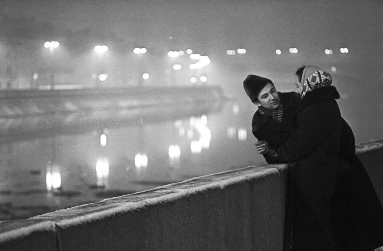 Игорь Кошельков. Вечером на набережной.
Москва. 1958 год Игорь Кошельков. Вечером на набережной.
Москва. 1958 год