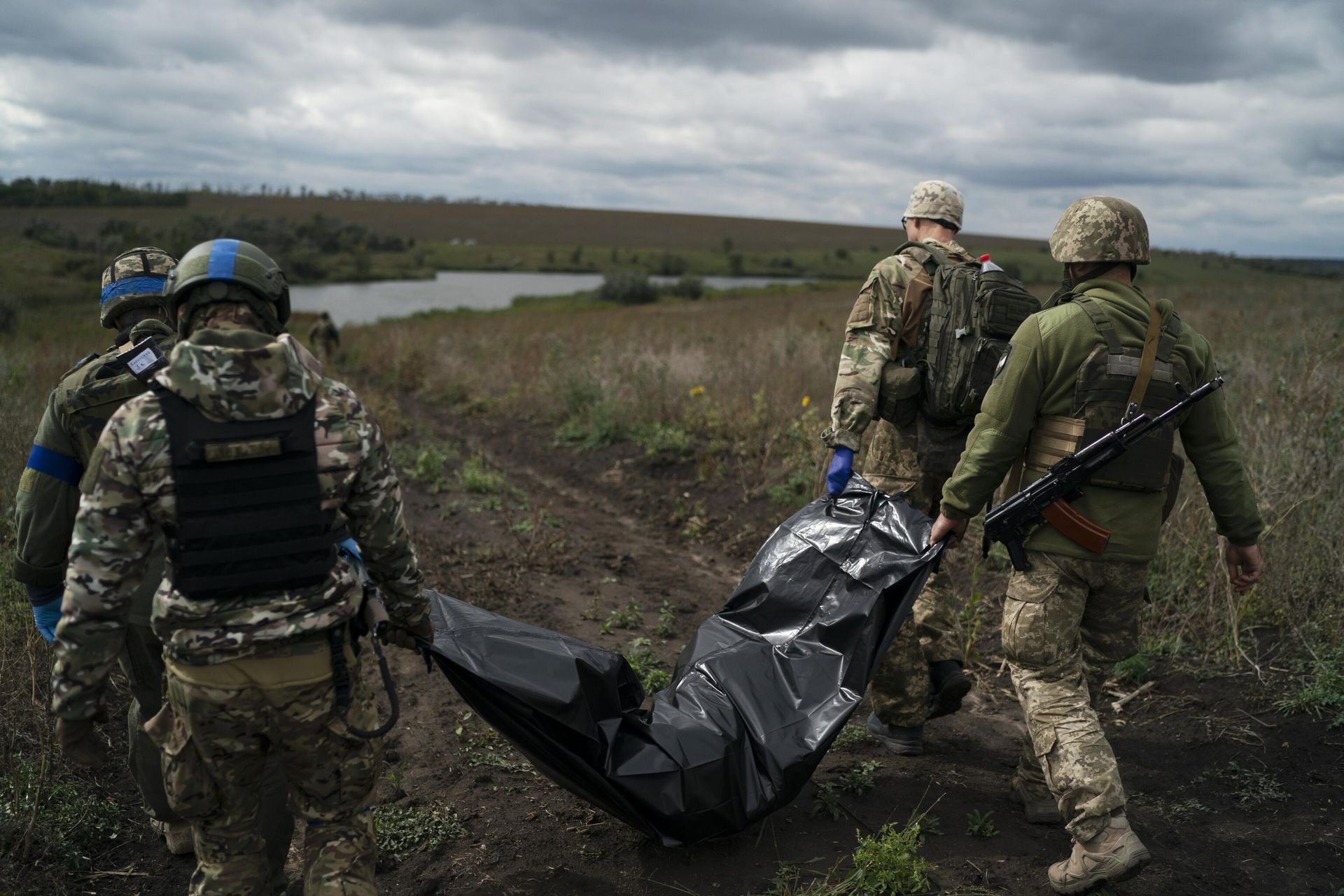 Украинские военнослужащие несут тело погибшего украинского военного в Харьковской области Украинские военнослужащие несут тело погибшего украинского военного в Харьковской области - РИА Новости, 1920, 28.09.2026