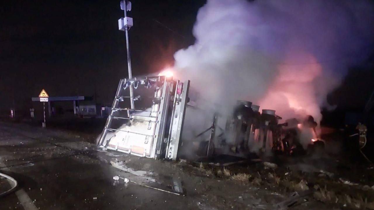 ДТП в Амурской области с участием легкового автомобиля и грузовика, перевозившего пиротехнические изделия ДТП в Амурской области с участием легкового автомобиля и грузовика, перевозившего пиротехнические изделия - РИА Новости, 1920, 18.10.2024