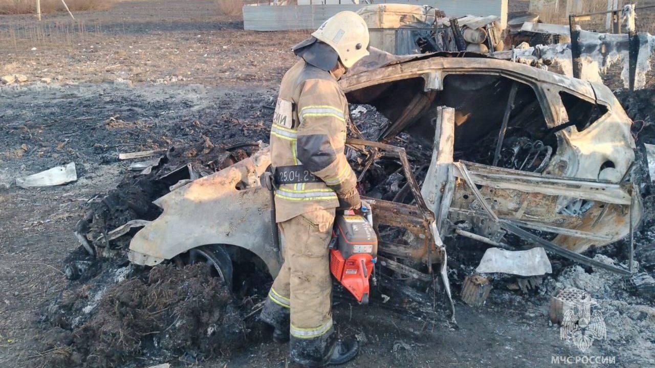 Сотрудник МЧС России на месте ДТП в Амурской области с участием легкового автомобиля и грузовика, перевозившего пиротехнические изделия. 18 октября 2024 Сотрудник МЧС России на месте ДТП в Амурской области с участием легкового автомобиля и грузовика, перевозившего пиротехнические изделия. 18 октября 2024 - РИА Новости, 1920, 18.10.2024