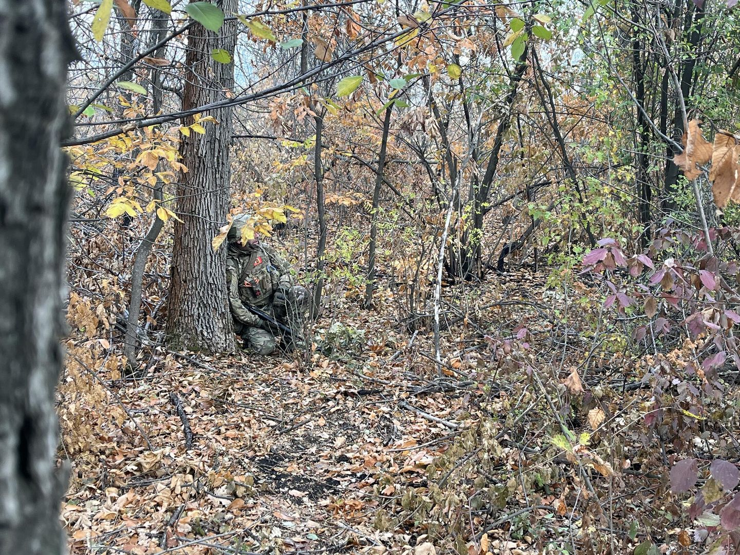 Боец Кобальт прячется от дрона-камикадзе Боец Кобальт прячется от дрона-камикадзе