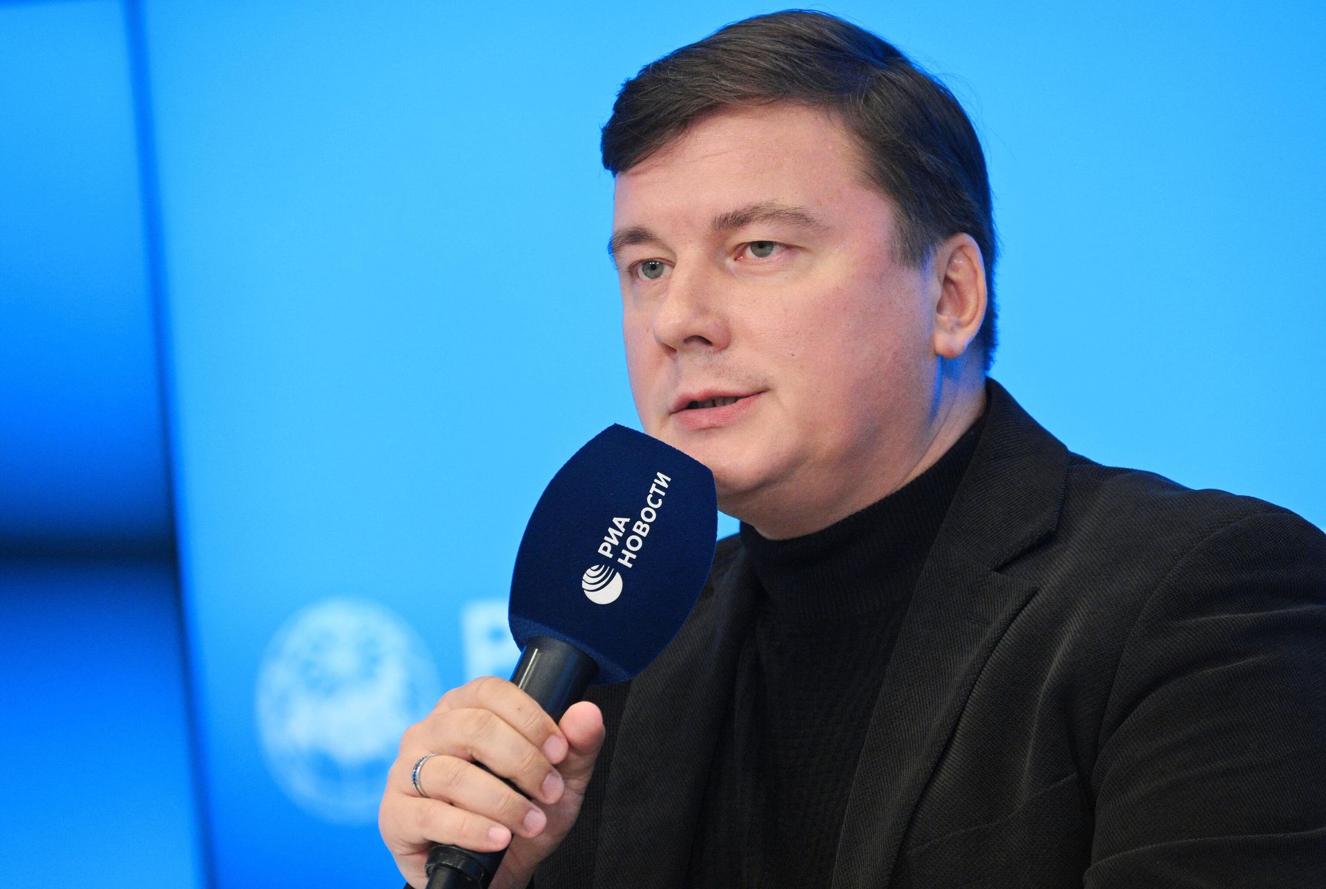 Заместитель руководителя Россотрудничества Дмитрий Поликанов выступает на форсайт-форуме Хочу жить в России! в Международном мультимедийном пресс-центре Россия сегодня Заместитель руководителя Россотрудничества Дмитрий Поликанов выступает на форсайт-форуме Хочу жить в России! в Международном мультимедийном пресс-центре Россия сегодня - РИА Новости, 1920, 18.10.2024