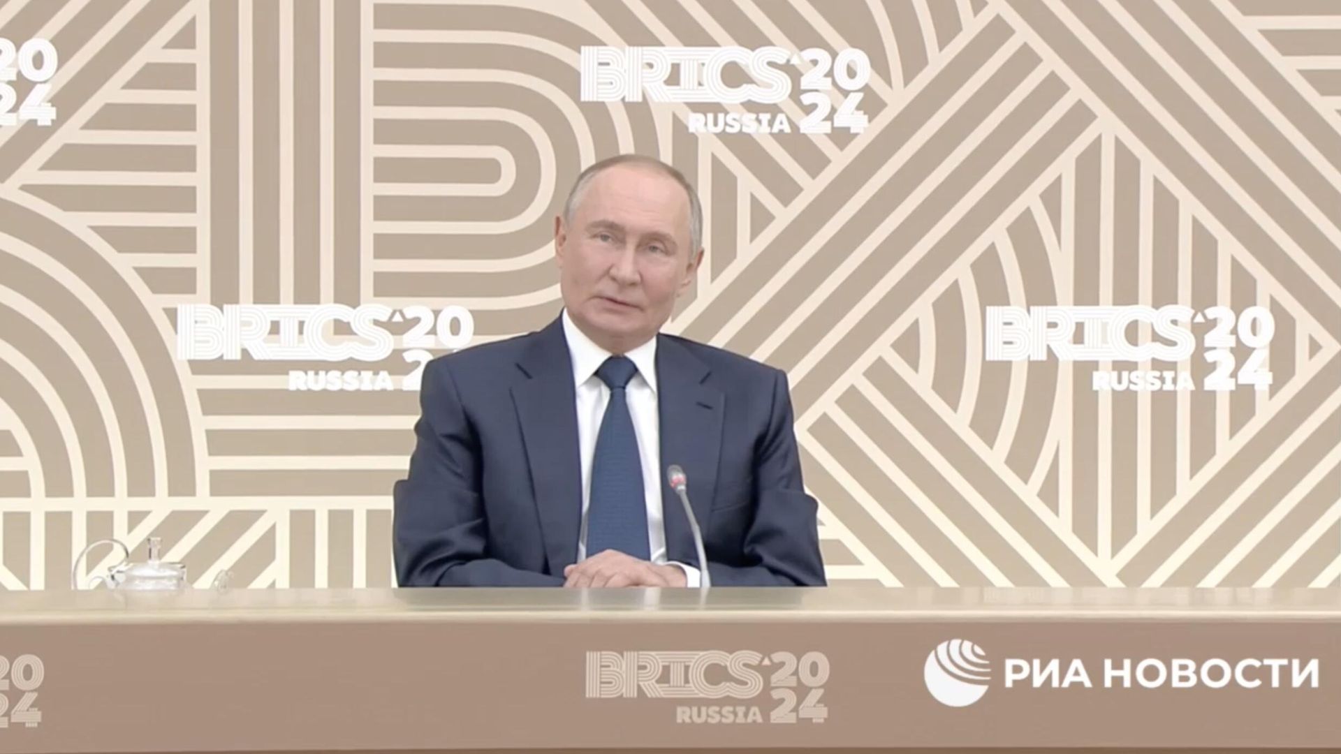 Президент России Владимир Путин во время встречи с представителями ведущих СМИ стран БРИКС Президент России Владимир Путин во время встречи с представителями ведущих СМИ стран БРИКС - РИА Новости, 1920, 18.10.2024