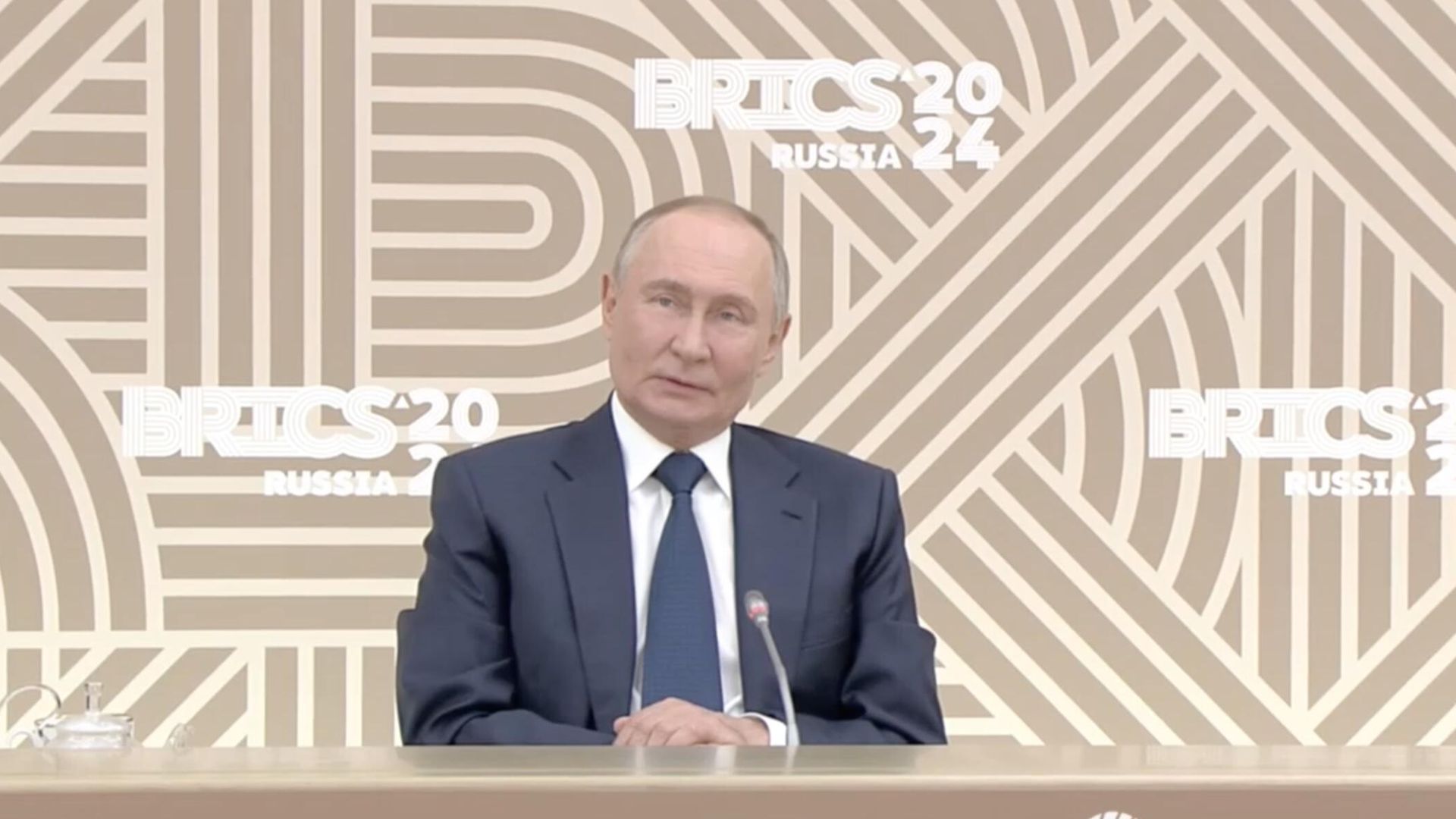 Президент России Владимир Путин во время встречи с представителями ведущих СМИ стран БРИКС Президент России Владимир Путин во время встречи с представителями ведущих СМИ стран БРИКС - РИА Новости, 1920, 18.10.2024