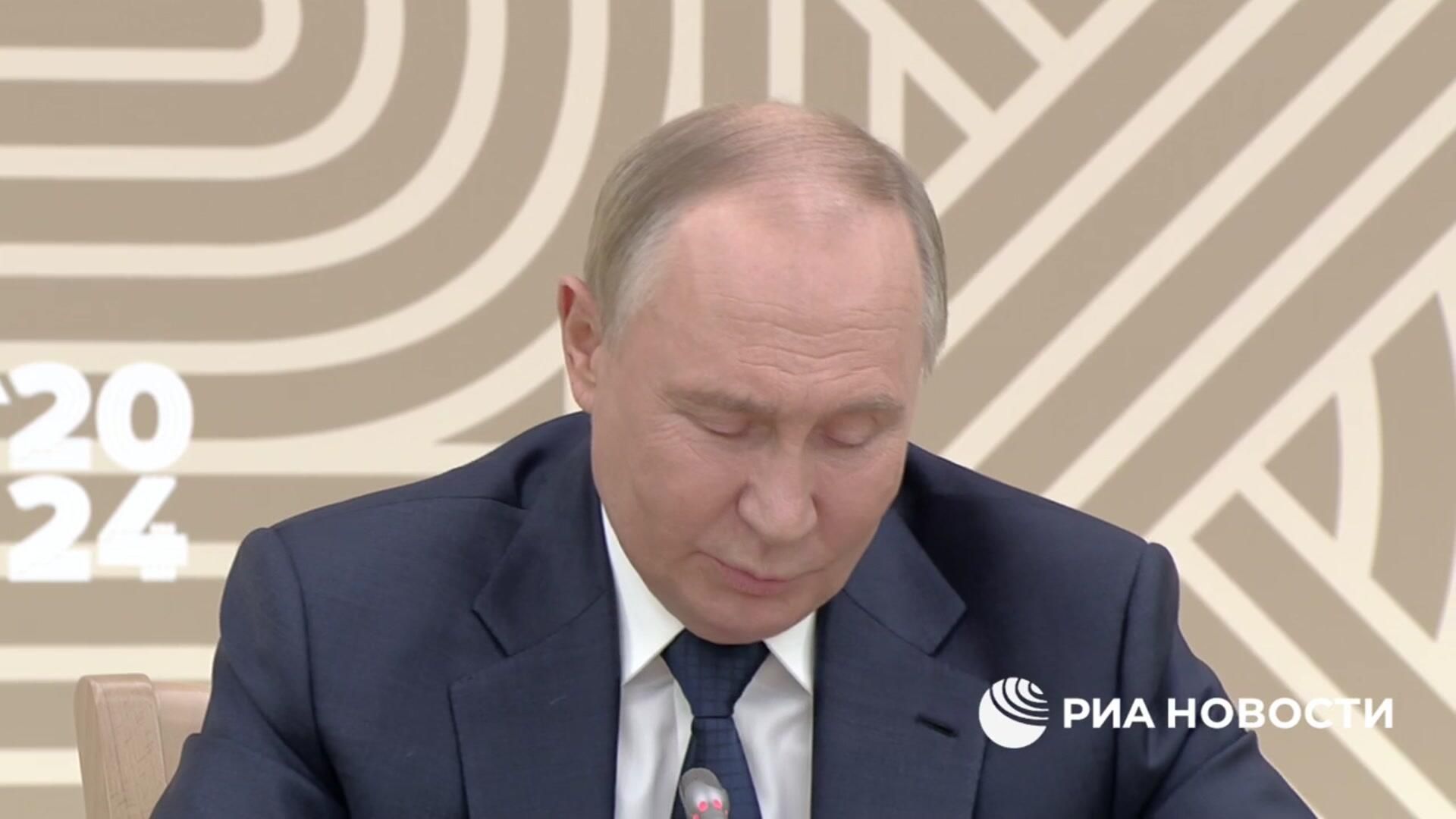 На него из США цыкнули, и он заткнулся. Путин о МУСе На него из США цыкнули, и он заткнулся. Путин о МУСе - РИА Новости, 1920, 18.10.2024