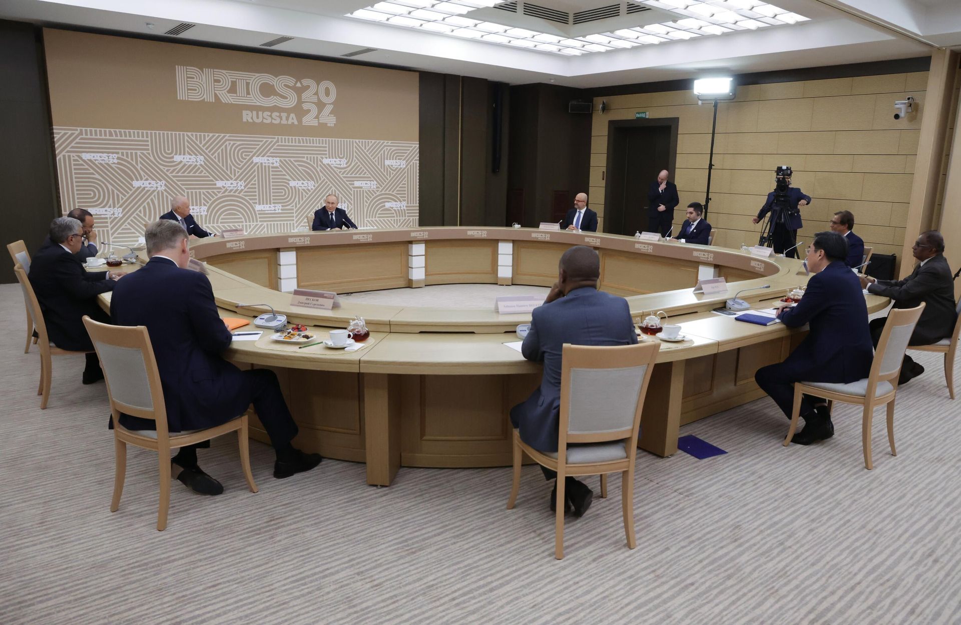 Президент РФ Владимир Путин проводит встречу с представителями ведущих СМИ стран БРИКС Президент РФ Владимир Путин проводит встречу с представителями ведущих СМИ стран БРИКС - РИА Новости, 1920, 18.10.2024