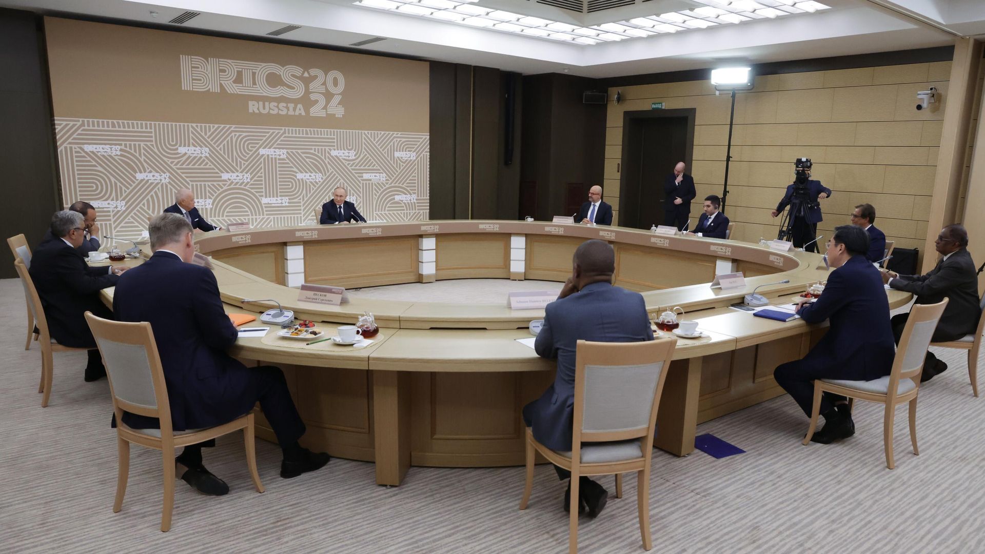 Президент РФ Владимир Путин проводит встречу с представителями ведущих СМИ стран БРИКС Президент РФ Владимир Путин проводит встречу с представителями ведущих СМИ стран БРИКС - РИА Новости, 1920, 18.10.2024
