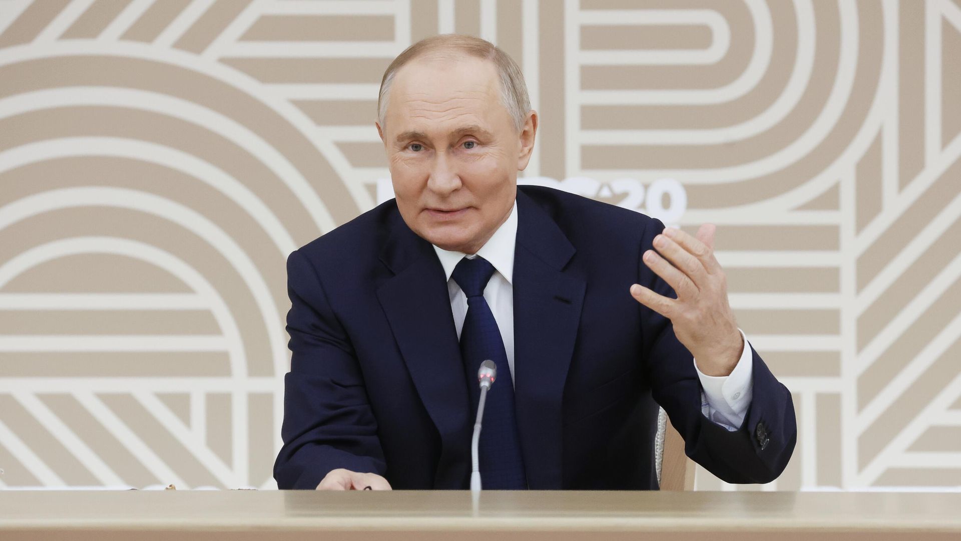 Президент РФ Владимир Путин проводит встречу с представителями ведущих СМИ стран БРИКС Президент РФ Владимир Путин проводит встречу с представителями ведущих СМИ стран БРИКС - РИА Новости, 1920, 18.10.2024