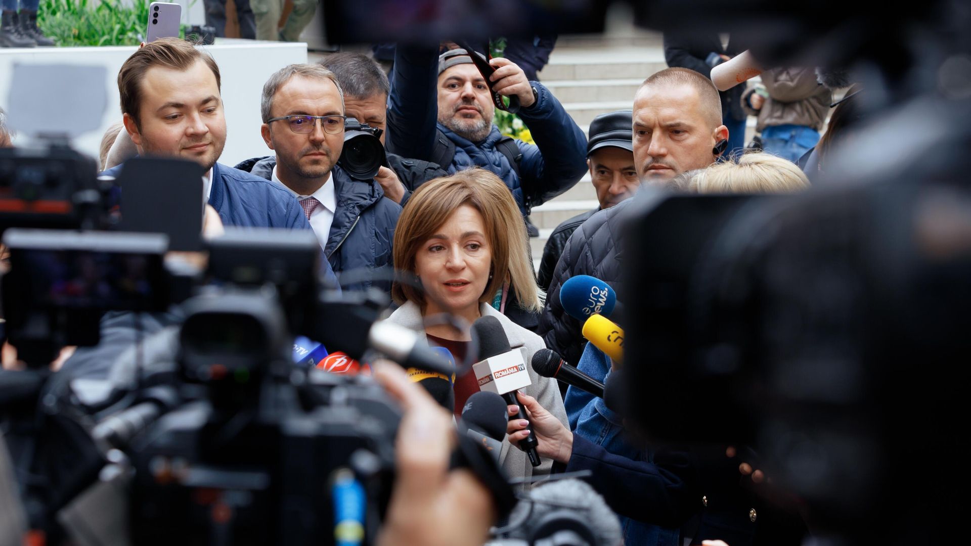 Президент Молдавии Майя Санду во время пресс-подхода на избирательном участке на выборах президента и конституционном референдуме по вопросу евроинтеграции в Молдавии Президент Молдавии Майя Санду во время пресс-подхода на избирательном участке на выборах президента и конституционном референдуме по вопросу евроинтеграции в Молдавии - РИА Новости, 1920, 21.10.2024