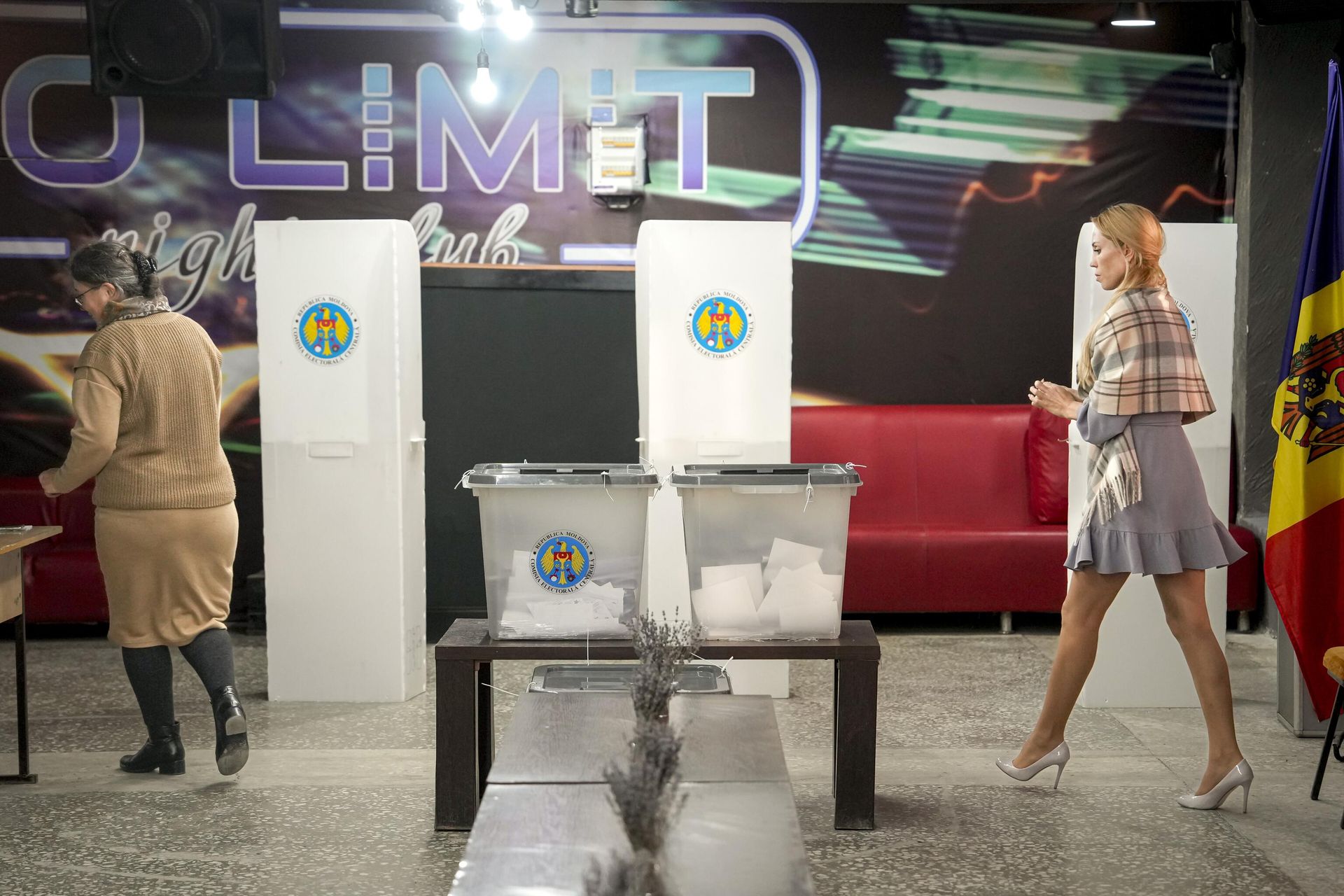 Избирательной участок на выборах президента и конституционном референдуме по вопросу евроинтеграции в Молдавии Избирательной участок на выборах президента и конституционном референдуме по вопросу евроинтеграции в Молдавии - РИА Новости, 1920, 02.11.2024