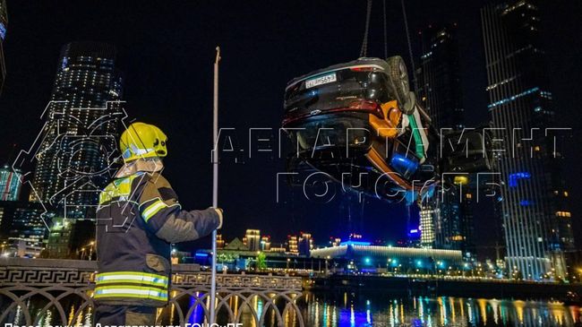 Спасатели на месте падения легкового автомобиля в реку на набережной Тараса Шевченко в Москве Спасатели на месте падения легкового автомобиля в реку на набережной Тараса Шевченко в Москве