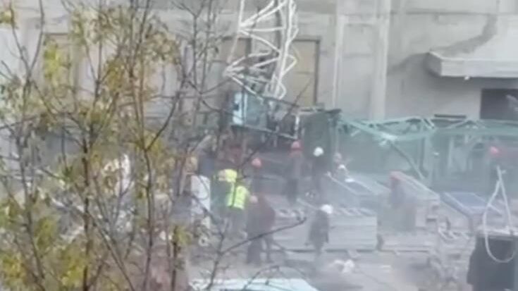 Башенный кран упал на севере Москвы. Кадр видео очевидца Башенный кран упал на севере Москвы. Кадр видео очевидца - РИА Новости, 1920, 21.10.2024