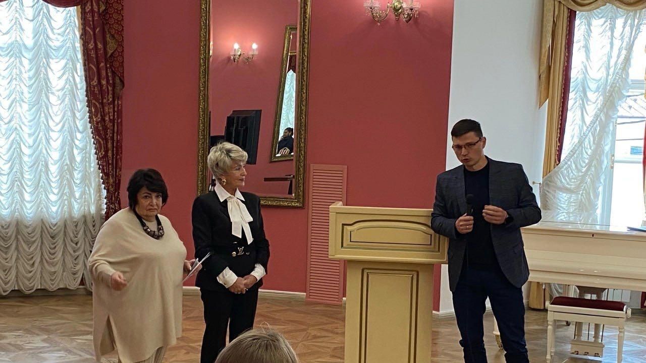 Выездные школы Розовая лента. Новый формат проходят в Верхневолжье Выездные школы Розовая лента. Новый формат проходят в Верхневолжье - РИА Новости, 1920, 21.10.2024