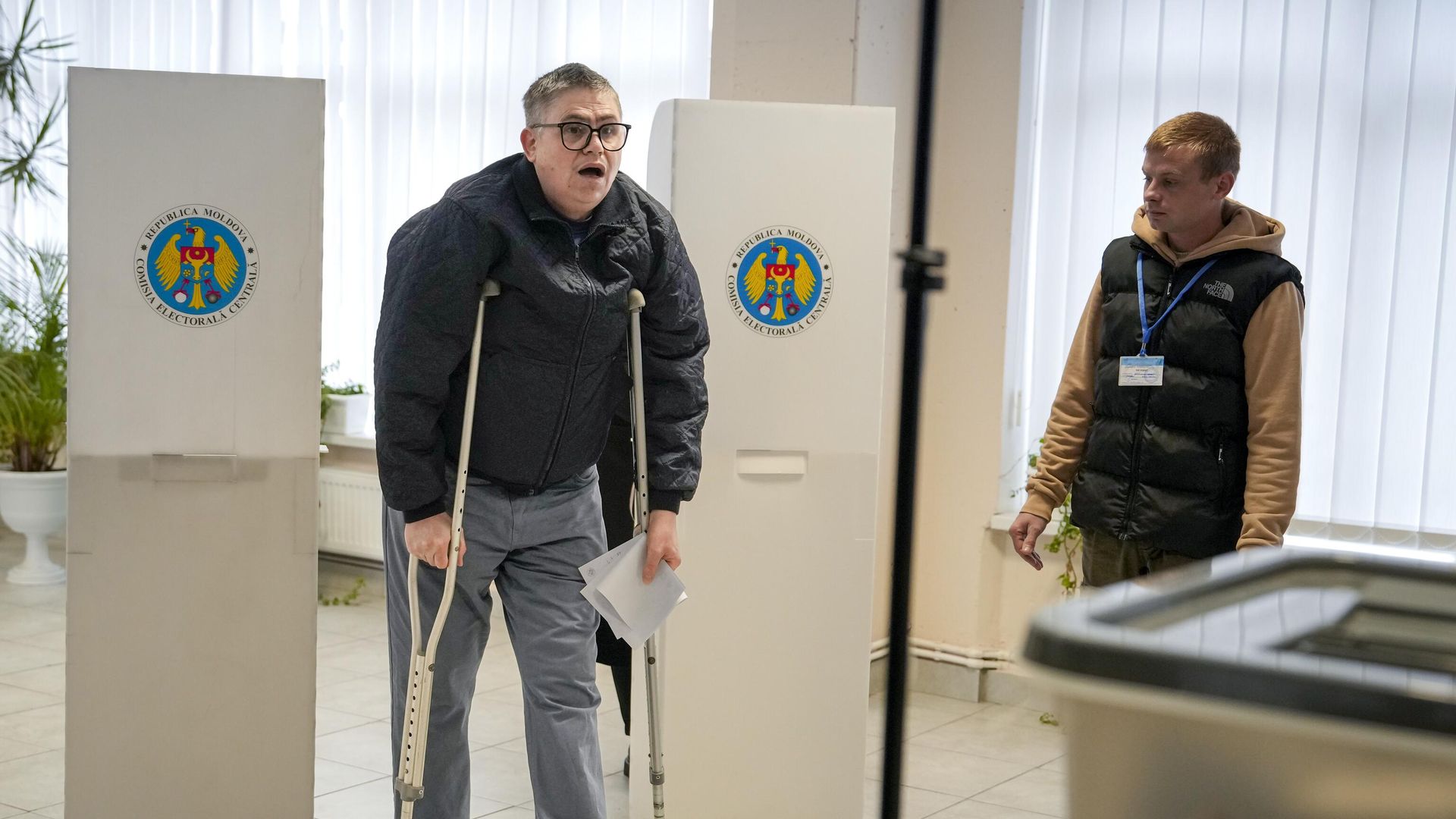 Избиратель во время выборов президента Молдавии и референдума по вопросу евроинтеграции на избирательном участке в Кишиневе Избиратель во время выборов президента Молдавии и референдума по вопросу евроинтеграции на избирательном участке в Кишиневе - РИА Новости, 1920, 22.10.2024