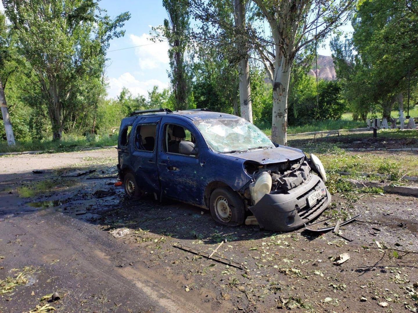 Машина Кристэль после обстрела Машина Кристэль после обстрела