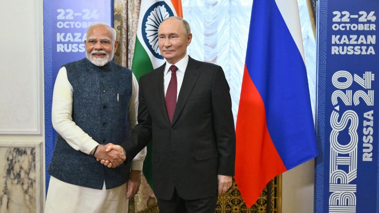 Президент РФ Владимир Путин и премьер-министр Индии Нарендра Моди (слева) во время встречи в рамках XVI саммита БРИКС в Казани Президент РФ Владимир Путин и премьер-министр Индии Нарендра Моди (слева) во время встречи в рамках XVI саммита БРИКС в Казани
