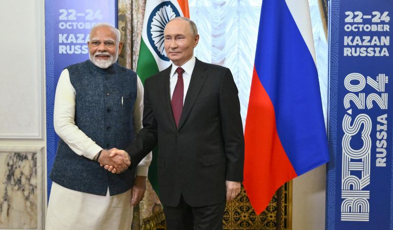 Президент РФ Владимир Путин и премьер-министр Индии Нарендра Моди (слева) во время встречи в рамках XVI саммита БРИКС в Казани Президент РФ Владимир Путин и премьер-министр Индии Нарендра Моди (слева) во время встречи в рамках XVI саммита БРИКС в Казани