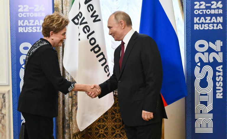 Президент РФ Владимир Путин и президент Нового банка развития БРИКС Дилма Руссефф во время встречи в рамках XVI саммита БРИКС в Казани Президент РФ Владимир Путин и президент Нового банка развития БРИКС Дилма Руссефф во время встречи в рамках XVI саммита БРИКС в Казани