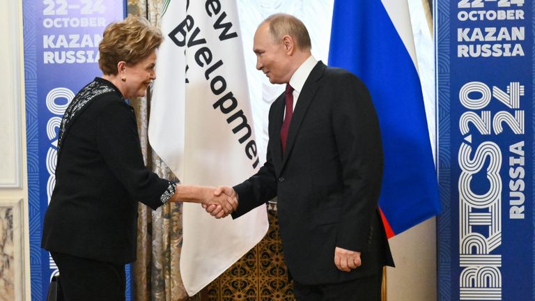 Президент РФ Владимир Путин и президент Нового банка развития БРИКС Дилма Руссефф во время встречи в рамках XVI саммита БРИКС в Казани Президент РФ Владимир Путин и президент Нового банка развития БРИКС Дилма Руссефф во время встречи в рамках XVI саммита БРИКС в Казани