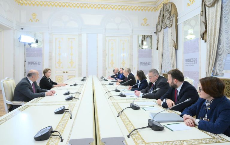 Президент РФ Владимир Путин и президент Нового банка развития БРИКС Дилма Роуссефф во время встречи в рамках XVI саммита БРИКС в Казани Президент РФ Владимир Путин и президент Нового банка развития БРИКС Дилма Роуссефф во время встречи в рамках XVI саммита БРИКС в Казани