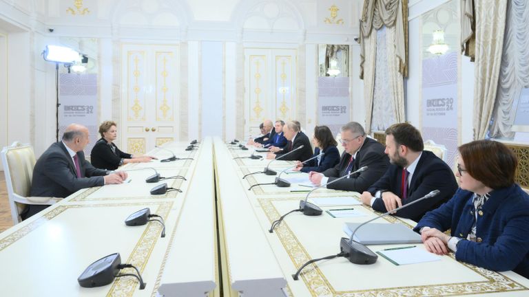 Президент РФ Владимир Путин и президент Нового банка развития БРИКС Дилма Роуссефф во время встречи в рамках XVI саммита БРИКС в Казани Президент РФ Владимир Путин и президент Нового банка развития БРИКС Дилма Роуссефф во время встречи в рамках XVI саммита БРИКС в Казани