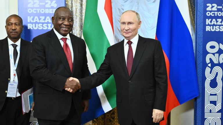 Президент РФ Владимир Путин и президент ЮАР Сирил Рамафоза во время встречи в рамках XVI саммита БРИКС в Казани Президент РФ Владимир Путин и президент ЮАР Сирил Рамафоза во время встречи в рамках XVI саммита БРИКС в Казани