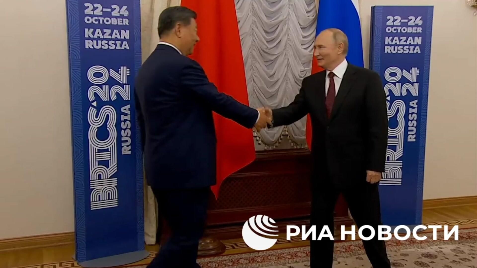 Встреча Путина и Си Цзиньпина на полях саммита БРИКС в Казани Встреча Путина и Си Цзиньпина на полях саммита БРИКС в Казани - РИА Новости, 1920, 22.10.2024