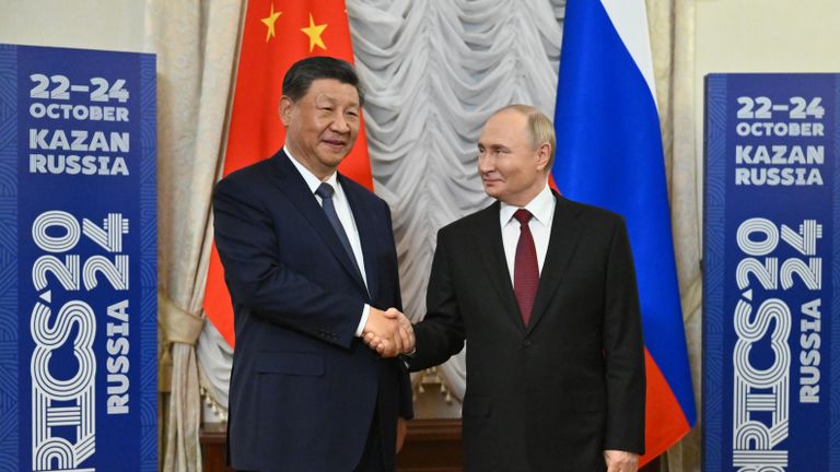 Президент Владимир Путин и председатель КНР Си Цзиньпин во время встречи в рамках XVI саммита БРИКС в Казани Президент Владимир Путин и председатель КНР Си Цзиньпин во время встречи в рамках XVI саммита БРИКС в Казани