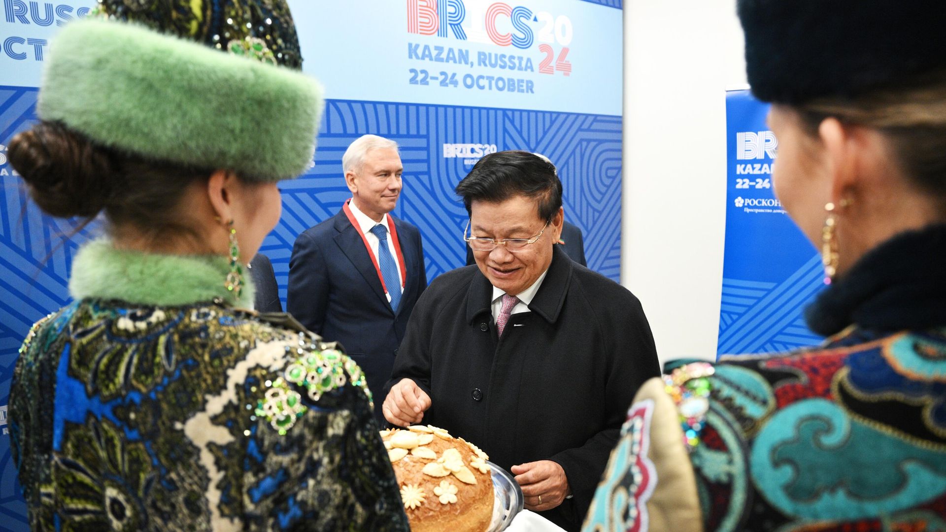Президент Лаоса Тхонглун Сисулит в центре, прибывший для участия в XVI саммите БРИКС, во время церемонии встречи в аэропорту Казани Президент Лаоса Тхонглун Сисулит в центре, прибывший для участия в XVI саммите БРИКС, во время церемонии встречи в аэропорту Казани - РИА Новости, 1920, 22.10.2024