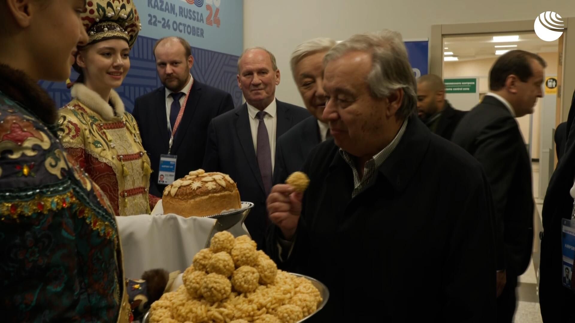Встреча Антониу Гутерриша хлебом-солью и чак-чаком Встреча Антониу Гутерриша хлебом-солью и чак-чаком - РИА Новости, 1920, 23.10.2024