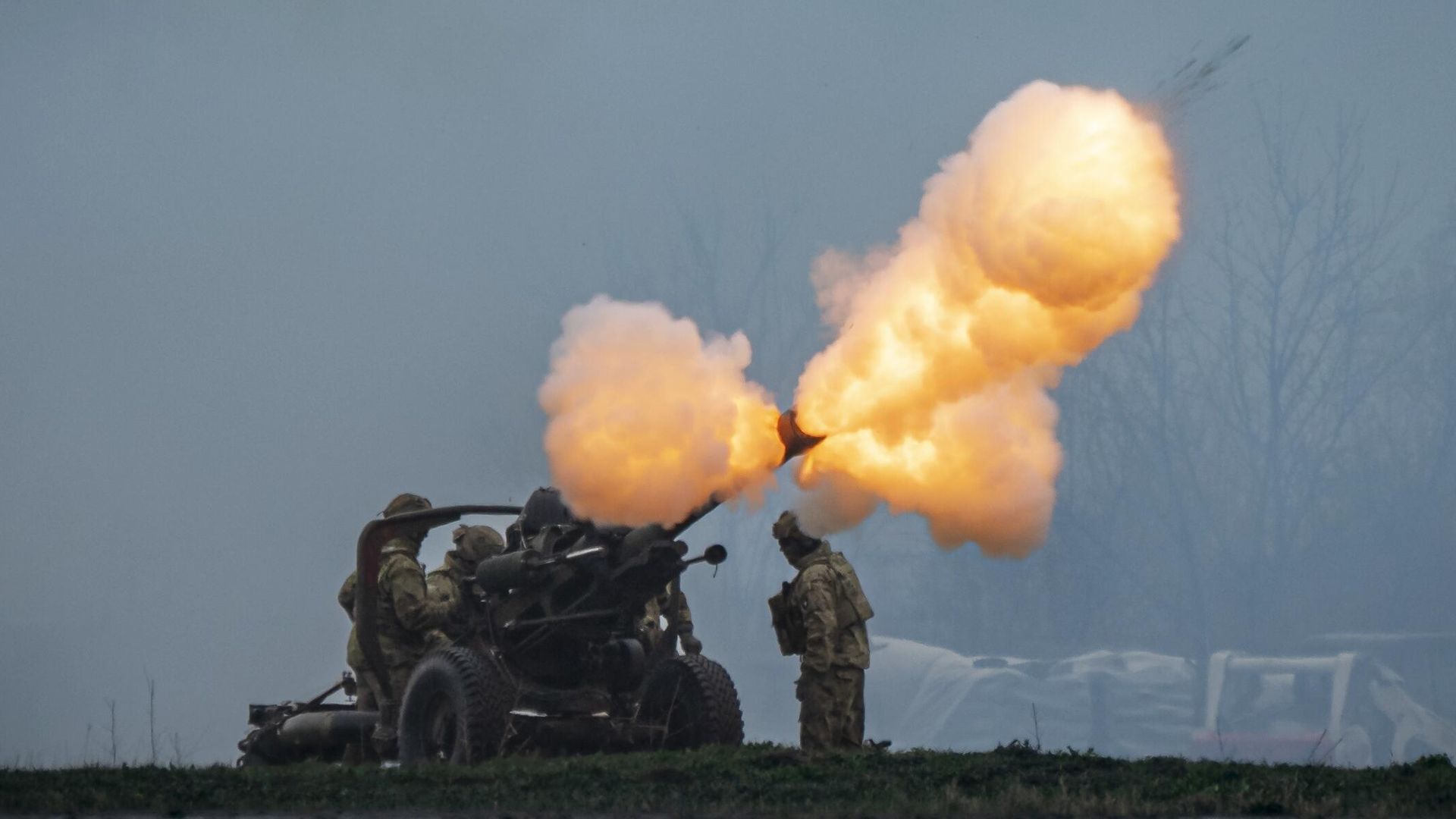 Американские военнослужащие стреляют из артиллерийского орудия - РИА Новости, 1920, 15.10.2025