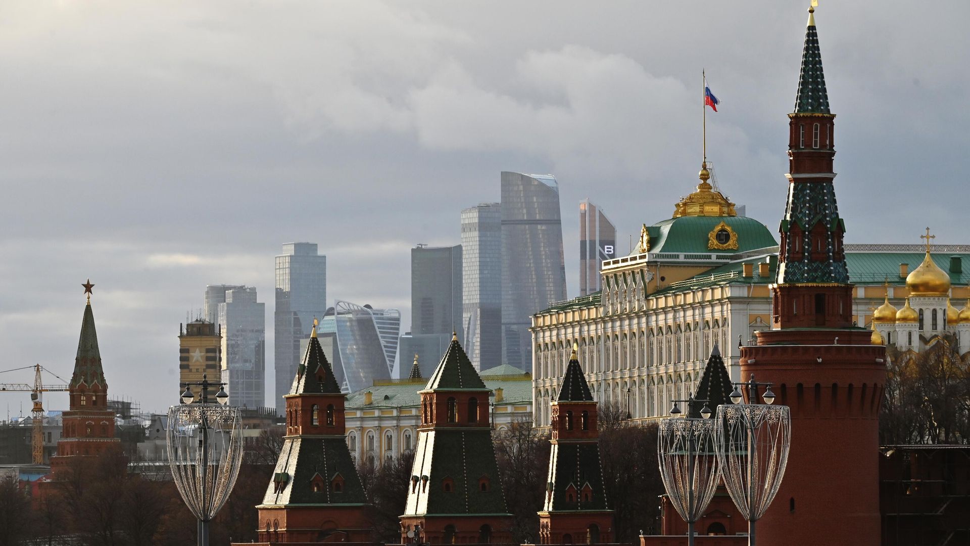 Московский Кремль и небоскребы делового центра Москва-сити Московский Кремль и небоскребы делового центра Москва-сити - РИА Новости, 1920, 28.12.2024