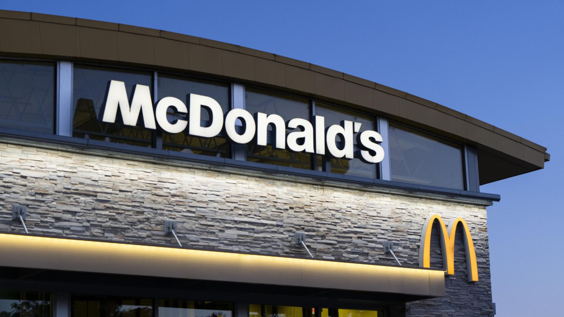 Вывеска ресторана McDonald's Вывеска ресторана McDonald's - РИА Новости, 1920, 10.09.2026